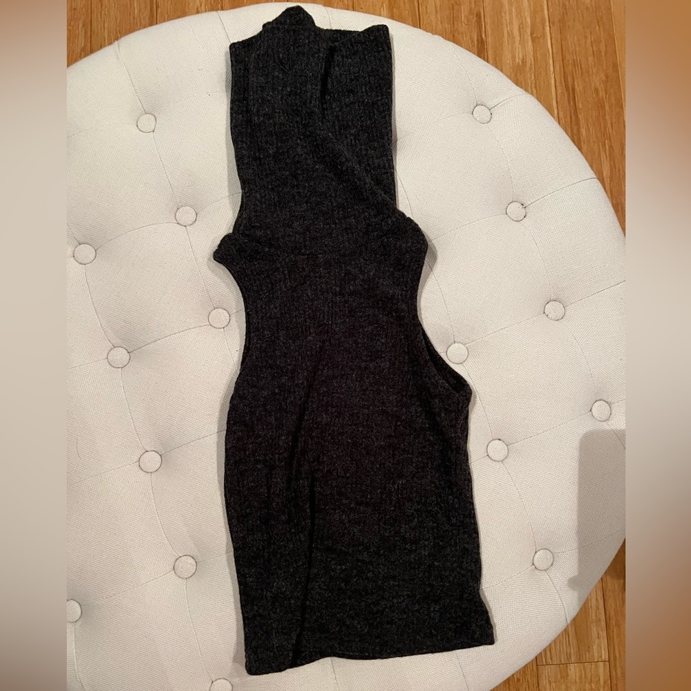 Sleeveless turtleneck. XS